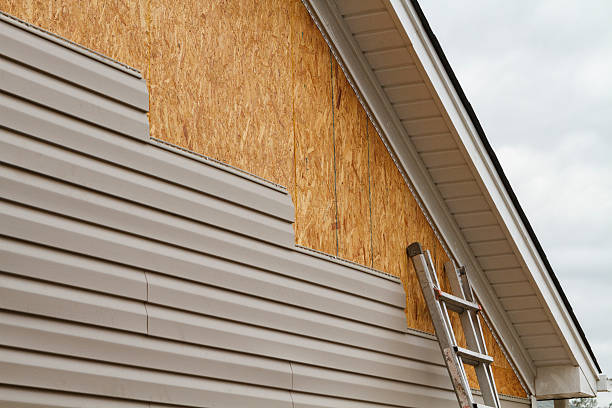 Professional Siding Repair technician working in Lakeville, OH